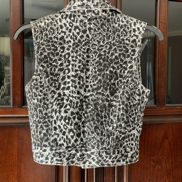 Cache Size Small Women’s Leopard Print Vest - Picture 4 of 4